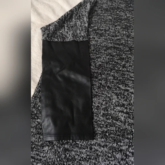 Divided sweater - Picture 3 of 11